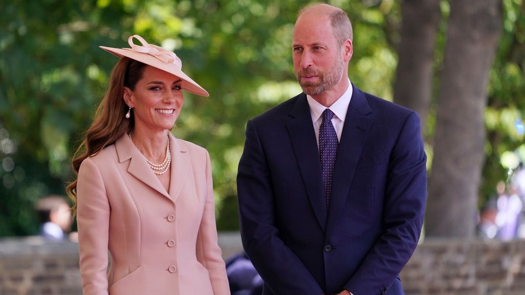 Ο αρραβώνας της Τέιλορ Σουίφτ και του Τράβις Κέλσι απέσπασε βασιλικό «like»