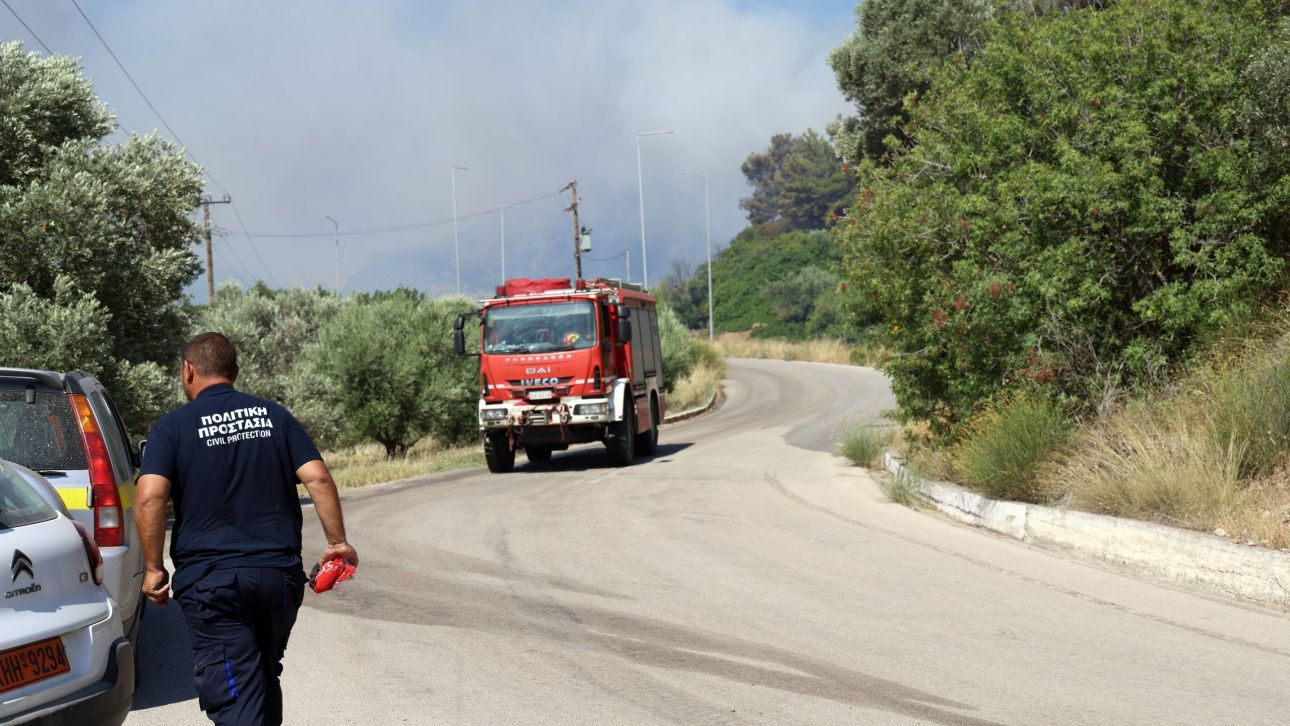 Φωτιά στο Αγρίνιο: Επιχειρούν επίγειες και εναέριες δυνάμεις Φωτιά στο Αγρίνιο: Επιχειρούν επίγειες και εναέριες δυνάμεις