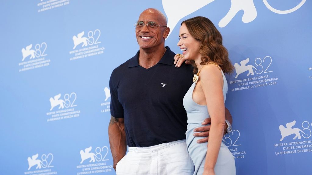 Ντουέιν Τζόνσον και Έμιλι Μπλαντ στη πρεμιέρα του «The Smashing Machine» στη Βενετία