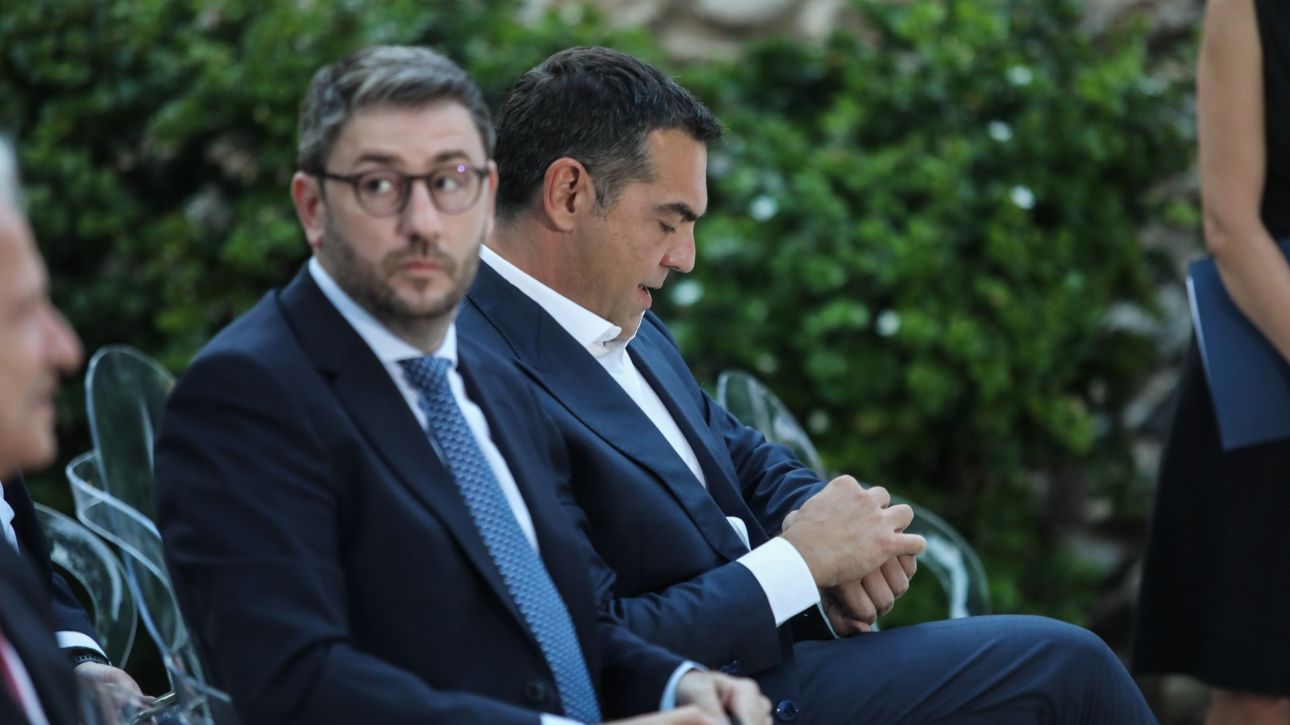 Μάχη στην αντιπολίτευση: Το ΠΑΣΟΚ ράβει κυβερνητικό κοστούμι, ο Τσίπρας λέει ότι το έχει ήδη έτοιμο Μάχη στην αντιπολίτευση: Το ΠΑΣΟΚ ράβει κυβερνητικό κοστούμι, ο Τσίπρας λέει ότι το έχει ήδη έτοιμο