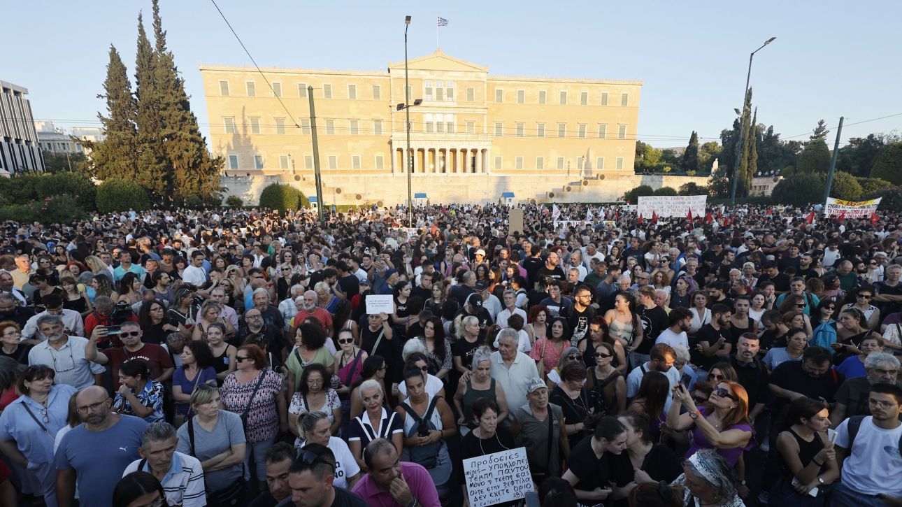 Σε εξέλιξη η διαμαρτυρία για τα Τέμπη στο Σύνταγμα - Διαδηλωτές πλημμυρίζουν το κέντρο της Αθήνας