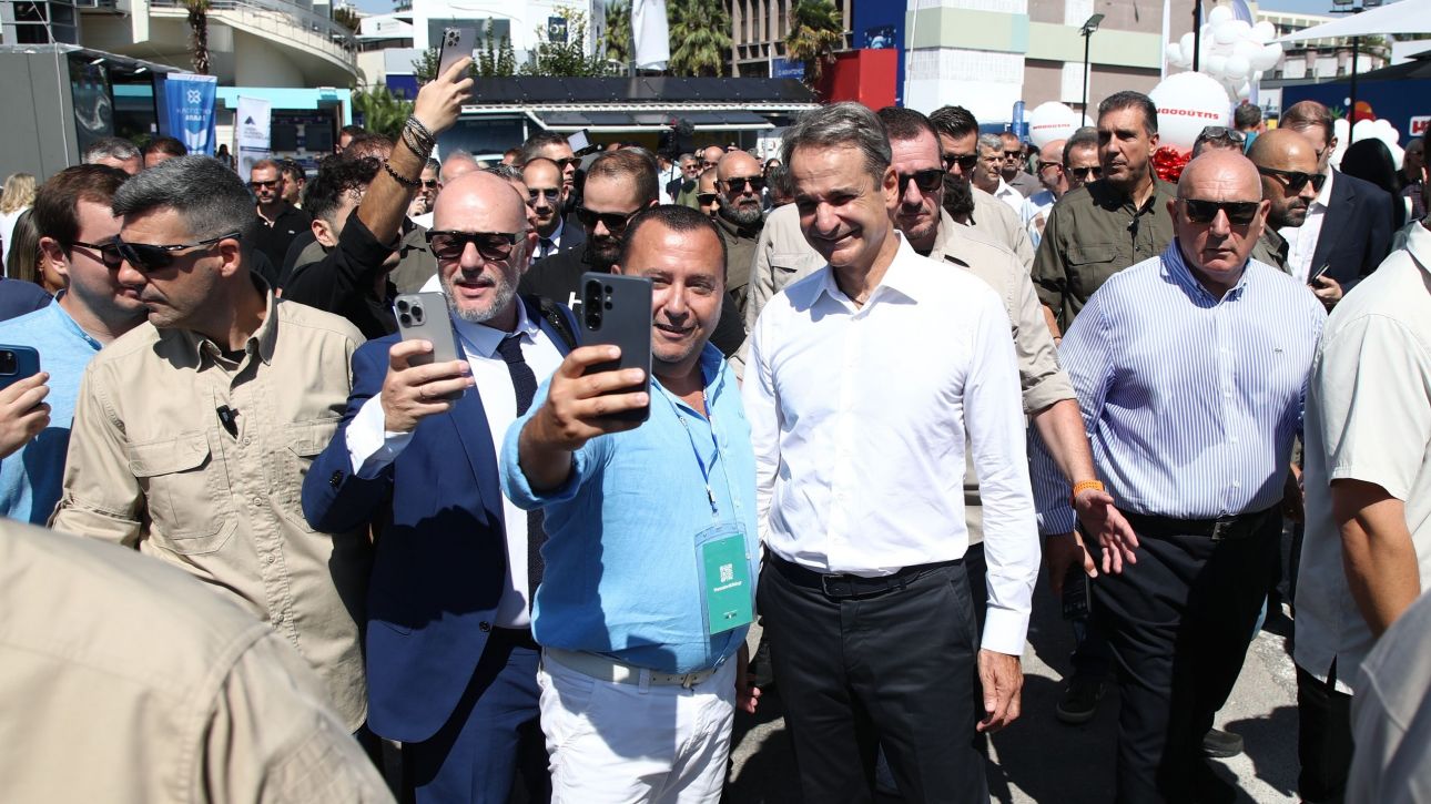 Η περιοδεία Μητσοτάκη στη ΔΕΘ: Οι φωτογραφίες με πολίτες, το μπιλιάρδο, το «έξυπνο» αυτοκίνητο με ΑΙ