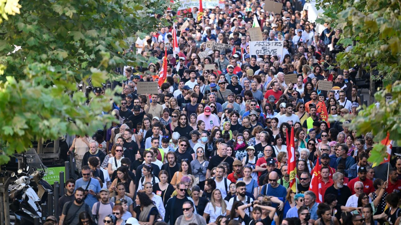 Γαλλία: Με νέες απεργιακές κινητοποιήσεις απειλούν τον Λεκορνί τα οκτώ βασικά συνδικάτα της χώρας Γαλλία: Με νέες απεργιακές κινητοποιήσεις απειλούν τον Λεκορνί τα οκτώ βασικά συνδικάτα της χώρας