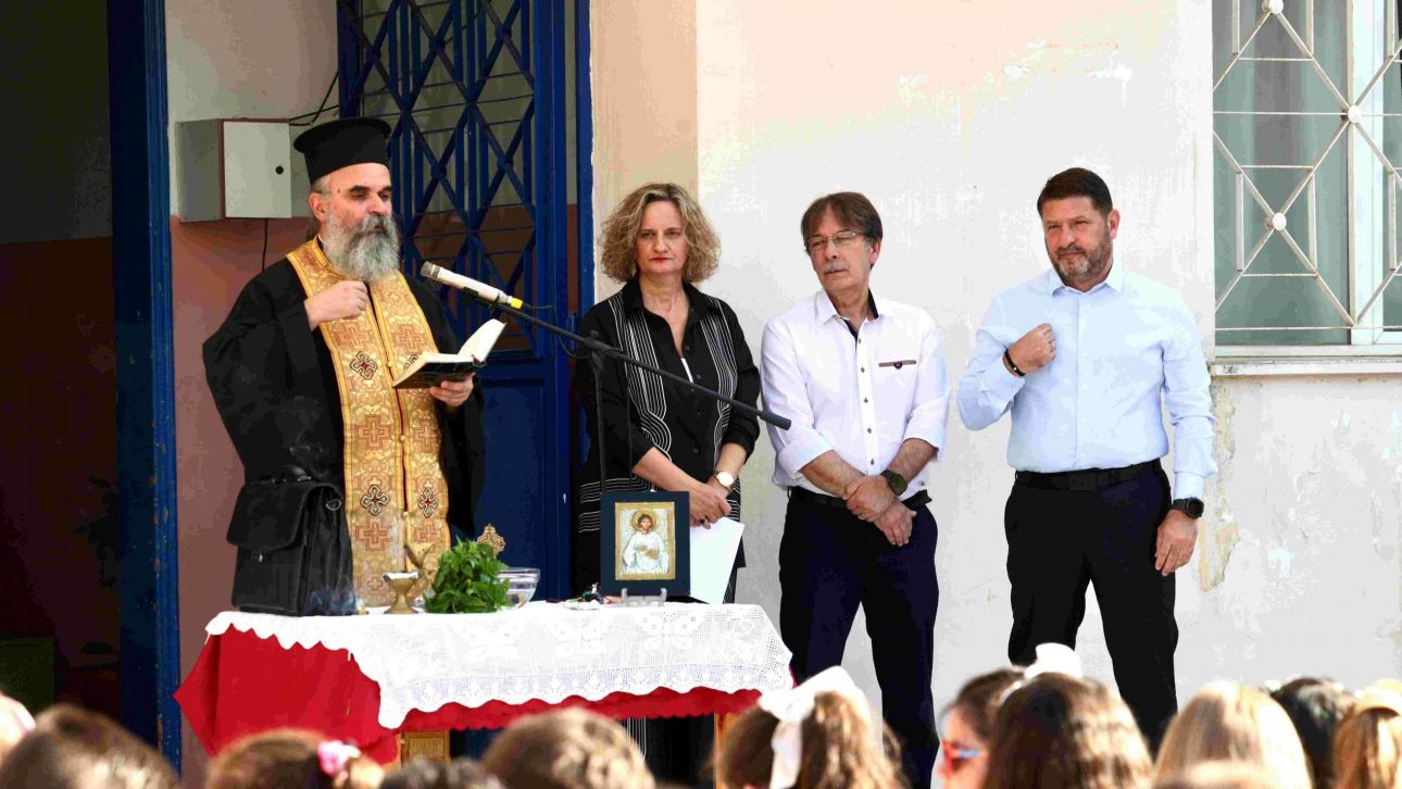 Αγιασμός σε σχολεία της Δραπετσώνας και του Πειραιά με τον Νίκο Χαρδαλιά Αγιασμός σε σχολεία της Δραπετσώνας και του Πειραιά με τον Νίκο Χαρδαλιά