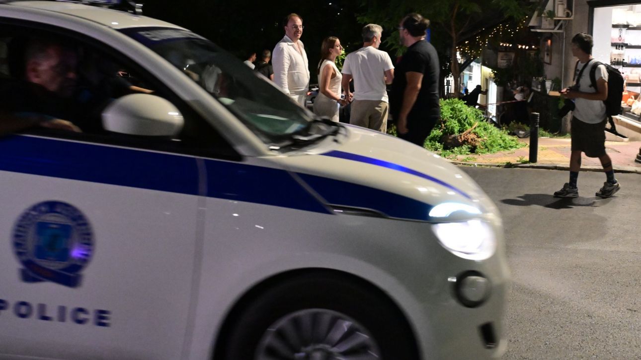 H στιγμή που ο οδηγός παρασύρει την ανήλικη σε διάβαση πεζών στα Καμίνια H στιγμή που ο οδηγός παρασύρει την ανήλικη σε διάβαση πεζών στα Καμίνια
