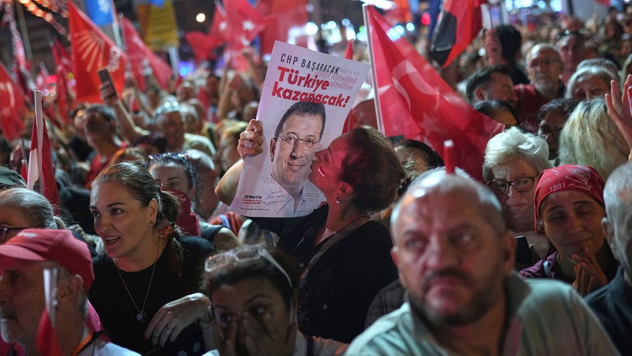 Δεκάδες χιλιάδες πολίτες συμμετείχαν σε διαδήλωση του CHP στην Άγκυρα Δεκάδες χιλιάδες πολίτες συμμετείχαν σε διαδήλωση του CHP στην Άγκυρα