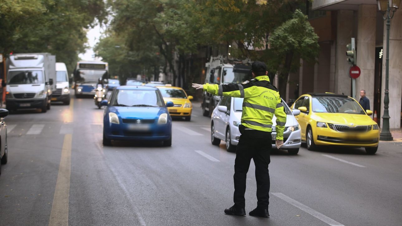 Μετέτρεψε σε αγωνιστική πίστα δρόμο στη Θεσσαλονίκη – 23χρονος οδηγός «μάζεψε» πρόστιμα 3.000 ευρώ Μετέτρεψε σε αγωνιστική πίστα δρόμο στη Θεσσαλονίκη – 23χρονος οδηγός «μάζεψε» πρόστιμα 3.000 ευρώ