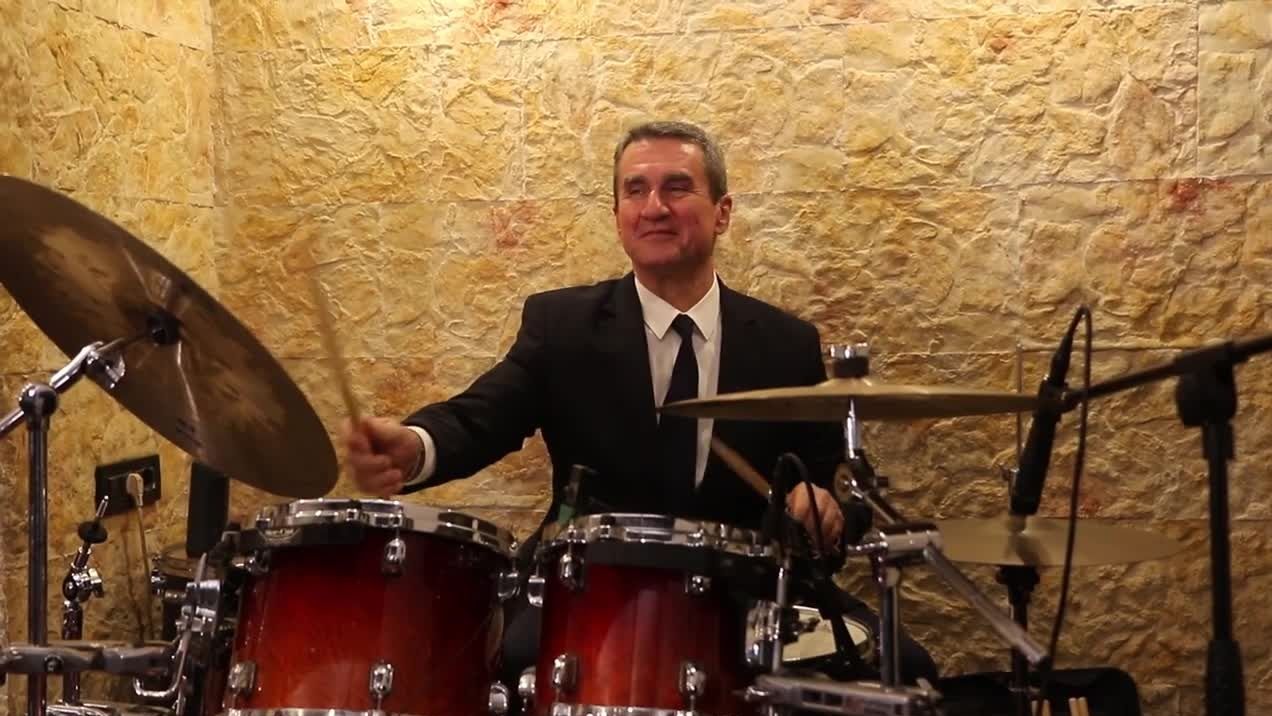 Ο ντράμερ της «Δεύτερης Ευκαιρίας» σολάρει με το δεξί
