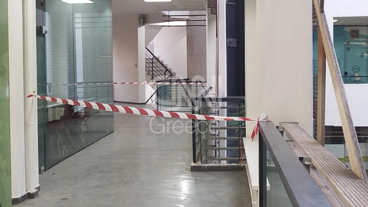 Ζωγράφου: Τζαμαρία γυμναστηρίου έγινε κομμάτια – Από τύχη δεν υπήρξε τραυματισμός Ζωγράφου: Τζαμαρία γυμναστηρίου έγινε κομμάτια – Από τύχη δεν υπήρξε τραυματισμός