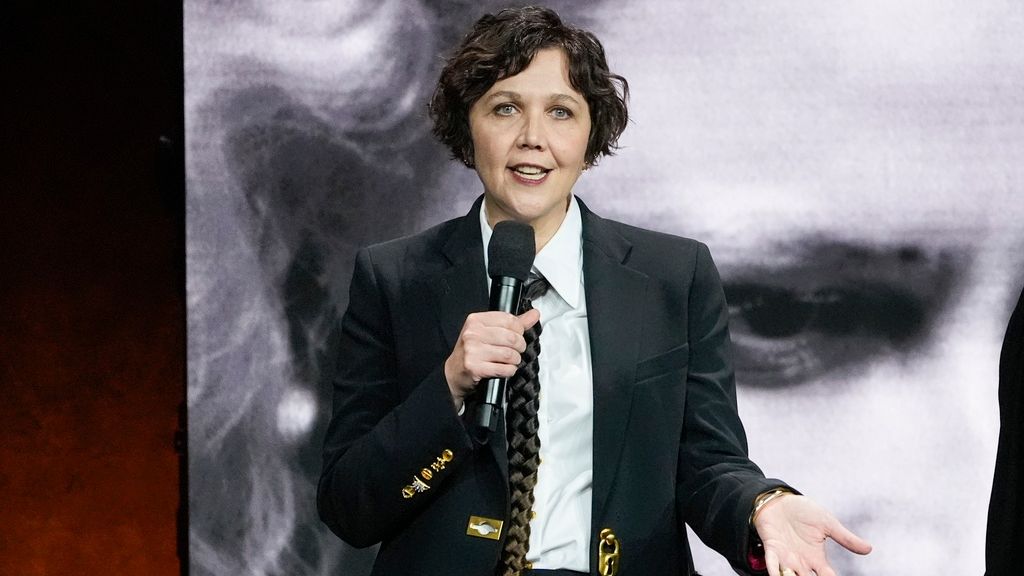 Η Μάγκι Τζίλενχαλ αποκαλύπτει τη δική της «Νύφη του Φρανκενστάιν»