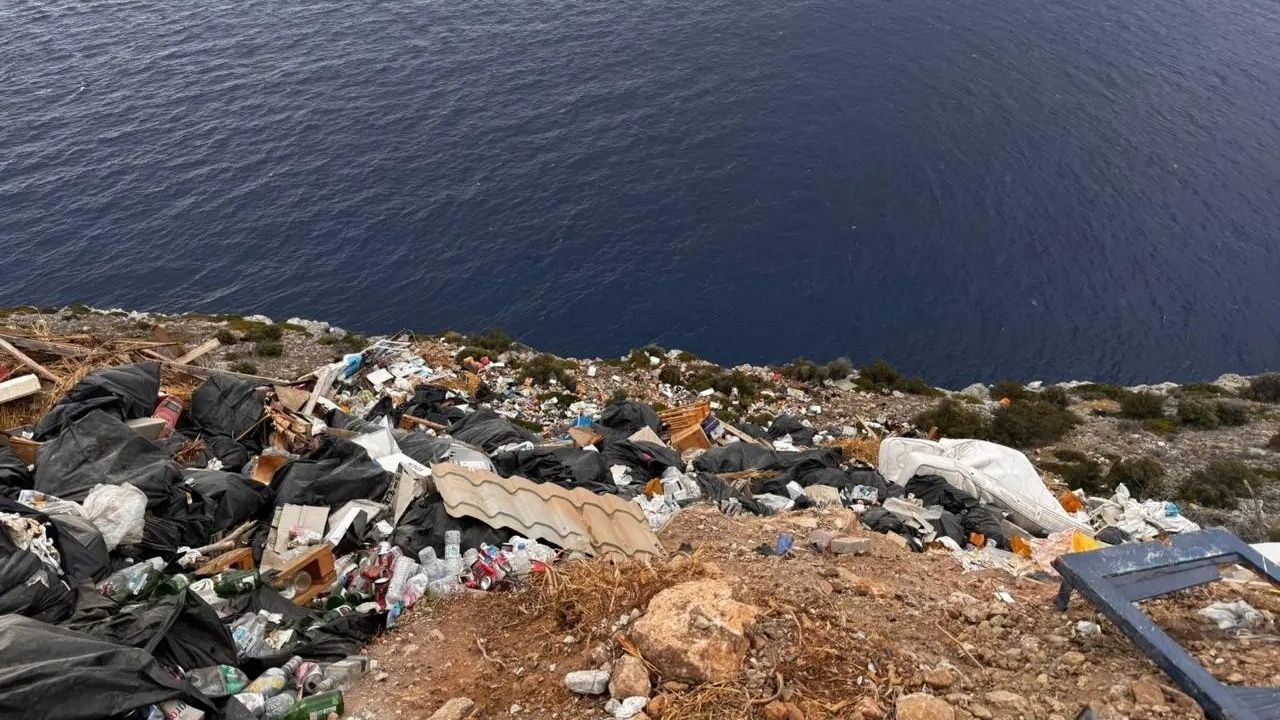 Άδειαζαν ολόκληρα φορτηγά με μπάζα και απόβλητα στο Αγκίστρι