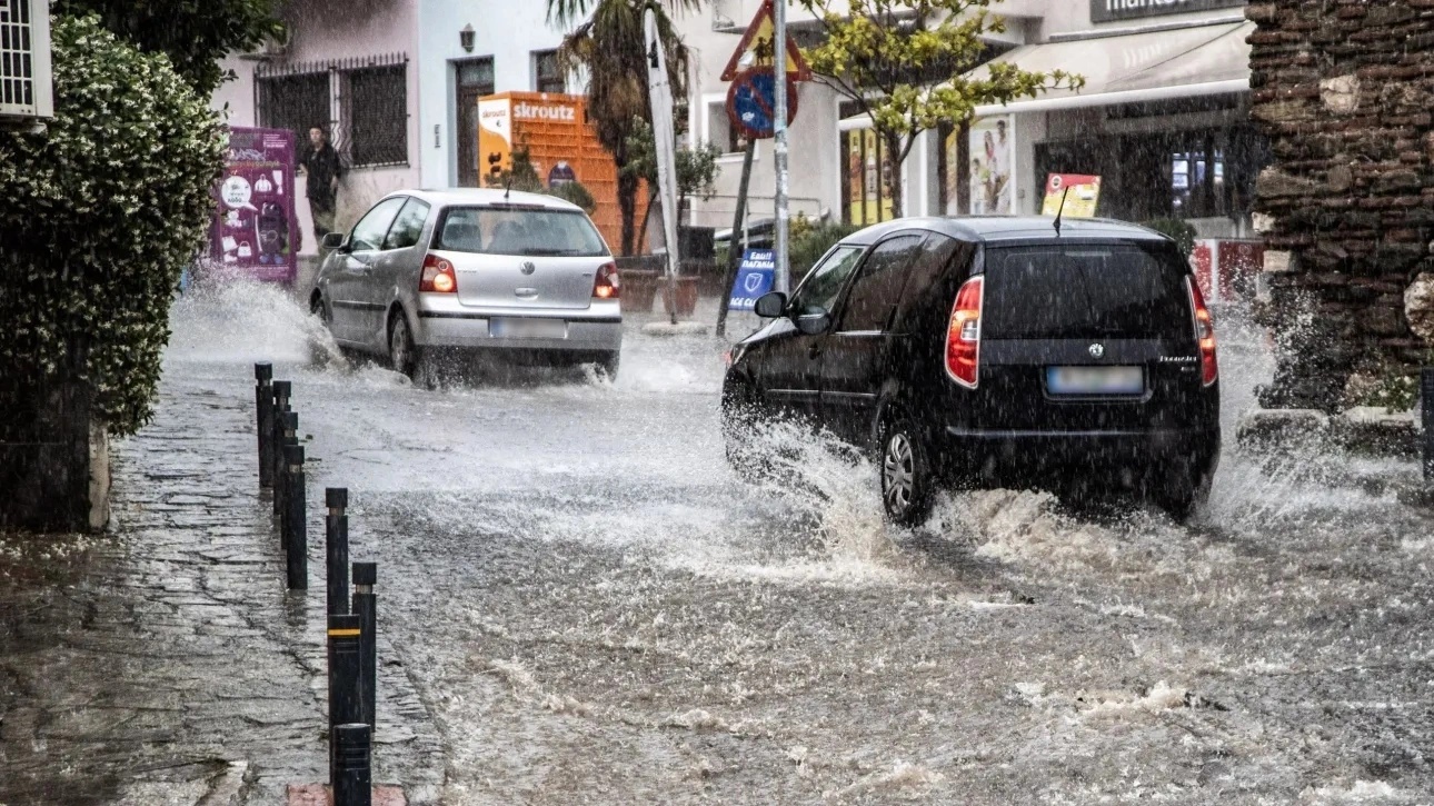 Προβλήματα από την κακοκαιρία: Ποτάμια οι δρόμοι σε Αιτωλικό και Καλαμάτα