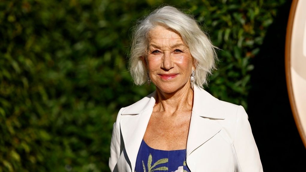 Η Έλεν Μίρεν «μάγεψε» το Παρίσι στην Εβδομάδα Μόδας