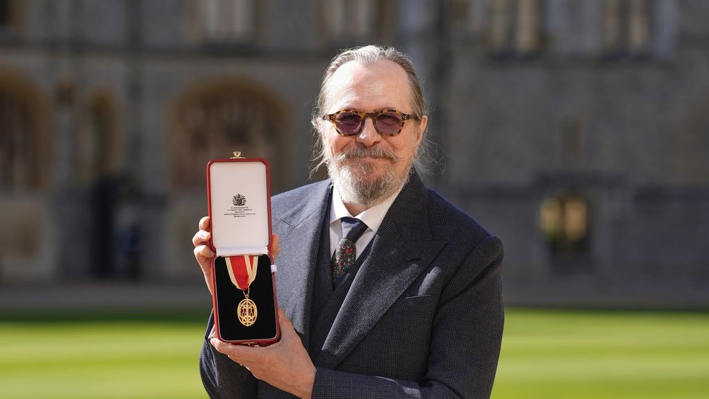 Ο Γκάρι Όλντμαν χρίστηκε ιππότης από τον πρίγκιπα Ουίλιαμ