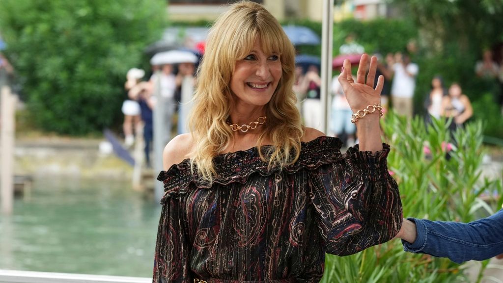 Η Λόρα Ντερν άνοιξε την επίδειξη της Γκαμπριέλα Χερστ στο Παρίσι