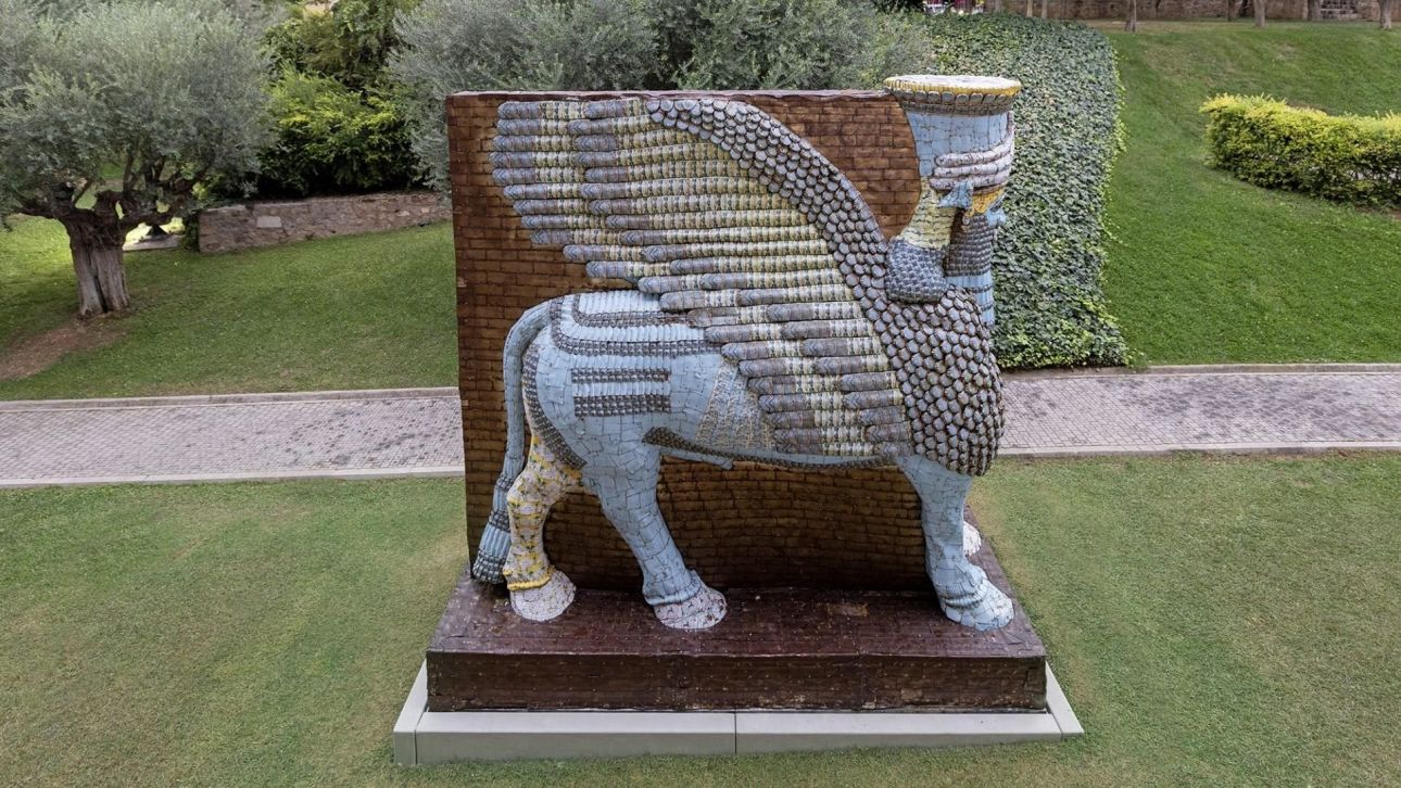 Το Lamassu of Nineveh «συνομιλεί» με την Ακρόπολη: Η νέα γλυπτική εγκατάσταση του Michael Rakowitz