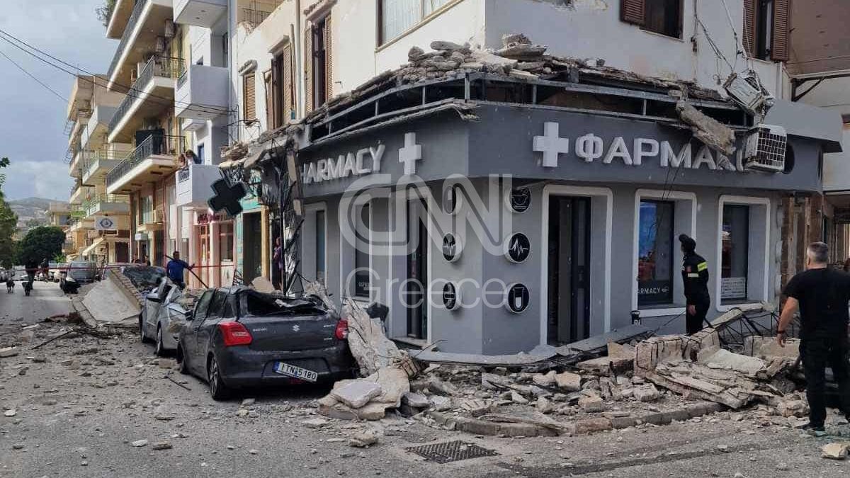 Kατέρρευσε μπαλκόνι κτηρίου στο Λαύριο - Προκλήθηκαν υλικές ζημιές σε αυτοκίνητα