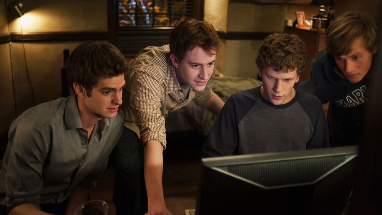 «Social Network»: 15 χρόνια μετά, η ταινία που προέβλεψε την επιρροή των κοινωνικών μέσων «Social Network»: 15 χρόνια μετά, η ταινία που προέβλεψε την επιρροή των κοινωνικών μέσων