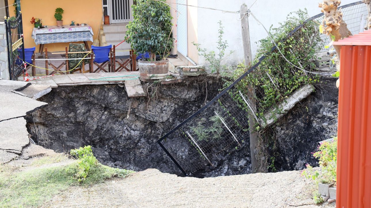 Κρατήρας στις Φυτείες Αιτωλοακαρνανίας: Πώς εξηγεί το φαινόμενο ο Ευθύμιος Λέκκας