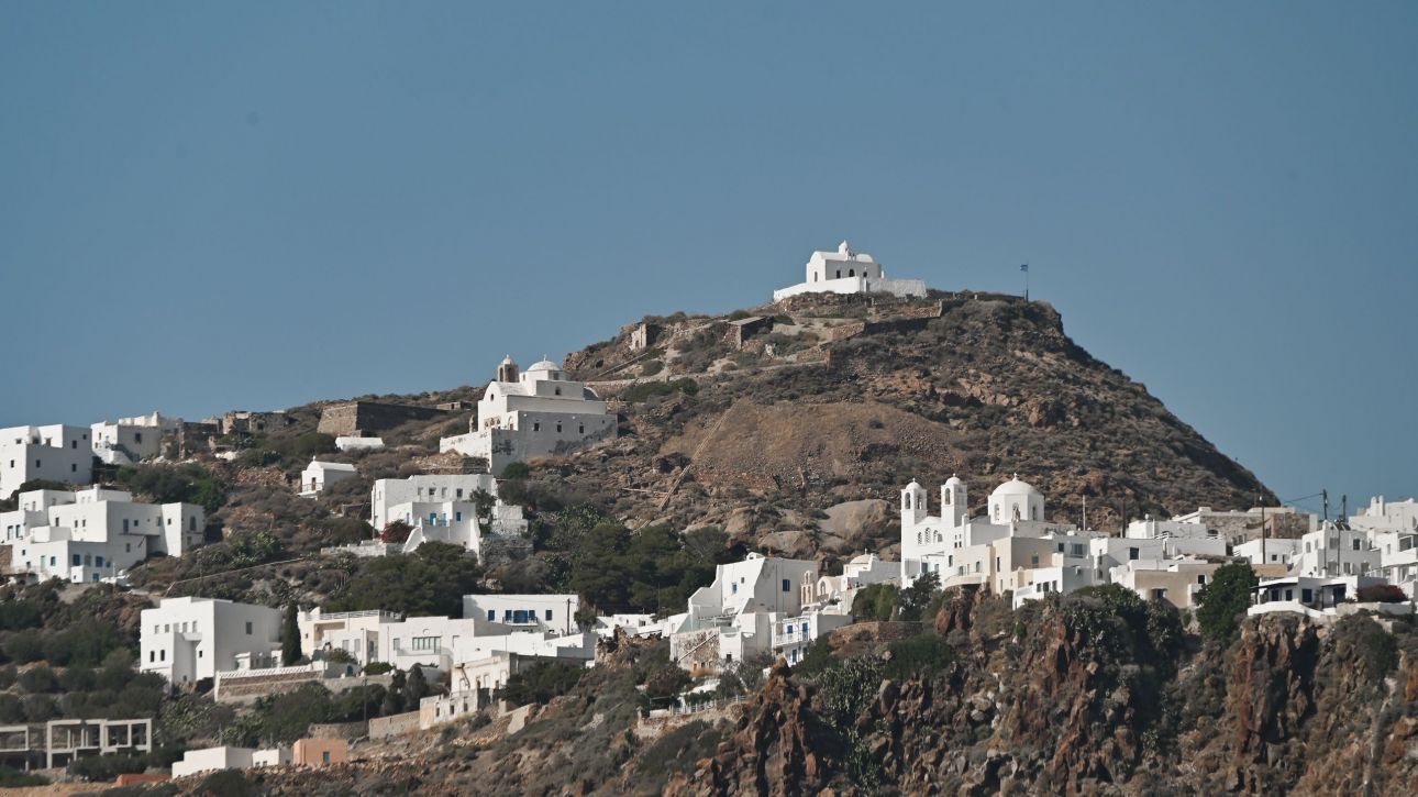 Σεληνιακά τοπία και γαλάζια νερά: To απαράμιλλο κάλλος και οι αντιθέσεις της Μύλου Σεληνιακά τοπία και γαλάζια νερά: To απαράμιλλο κάλλος και οι αντιθέσεις της Μύλου