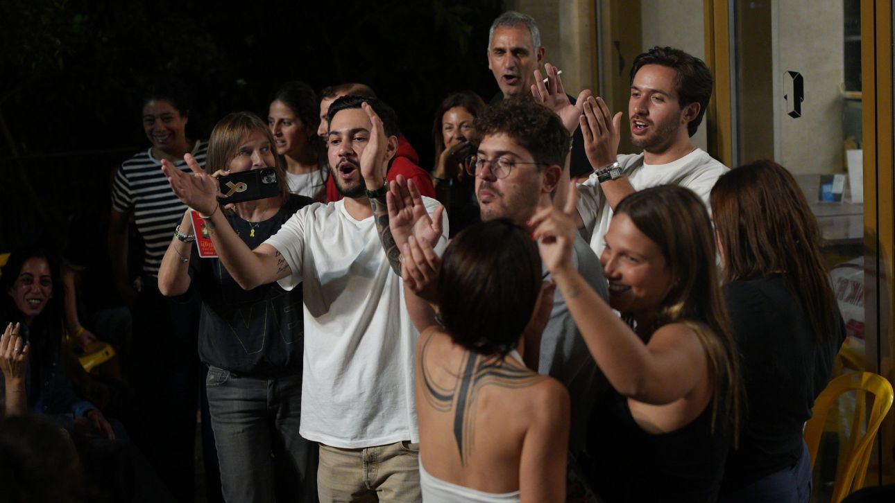Βίντεο με τις οικογένειες Ισραηλινών ομήρων να ευχαριστούν τον Τραμπ μετά τη συμφωνία για τη Γάζα Βίντεο με τις οικογένειες Ισραηλινών ομήρων να ευχαριστούν τον Τραμπ μετά τη συμφωνία για τη Γάζα