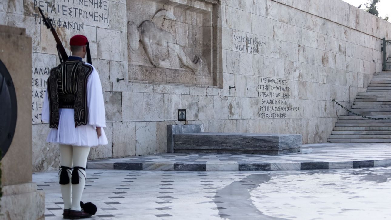 Στο Υπουργείο Άμυνας η φύλαξη του Αγνώστου Στρατιώτη – Μητσοτάκης: «Μνημείο ανοιχτό στους Έλληνες»