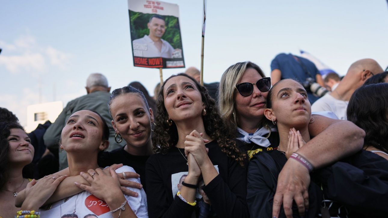 Χιλιάδες Ισραηλινοί πανηγυρίζουν για την απελευθέρωση των ομήρων - Όσα κατέγραψε ο φακός