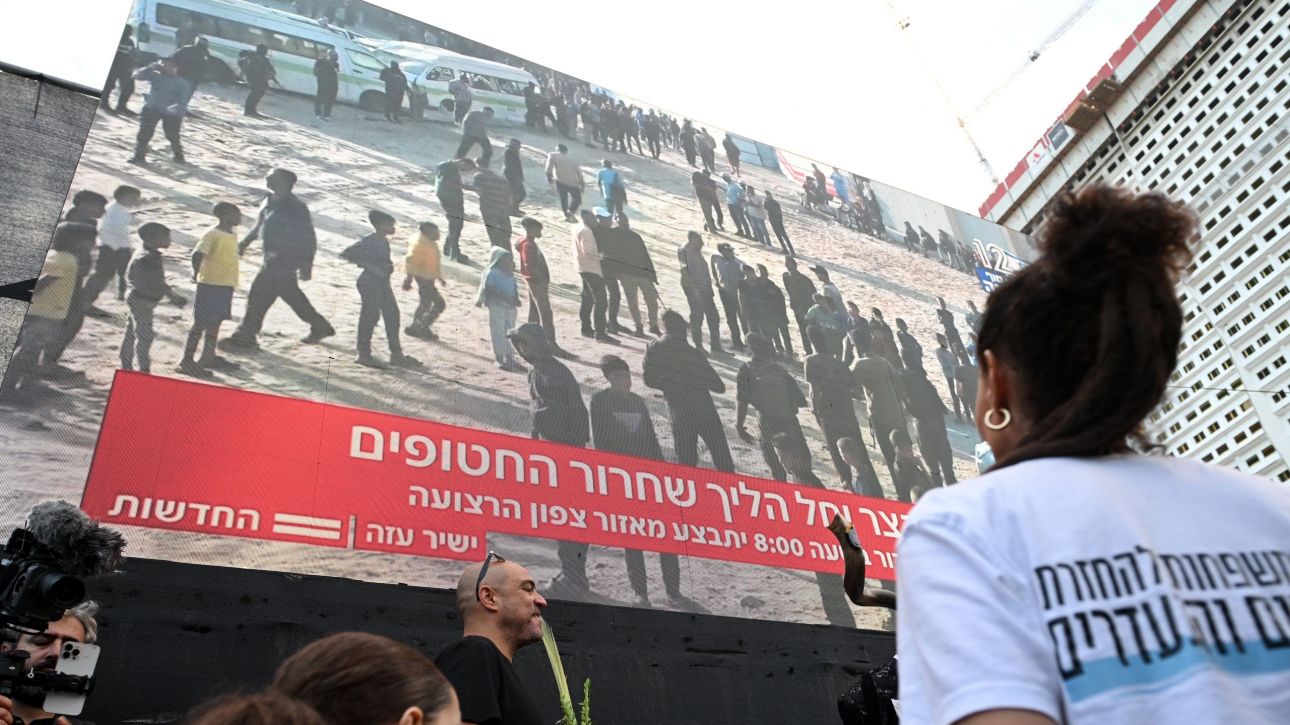 Ιστορική στιγμή: Σε εξέλιξη η απελευθέρωση των ομήρων της Χαμάς – Live εικόνα από το Ισραήλ