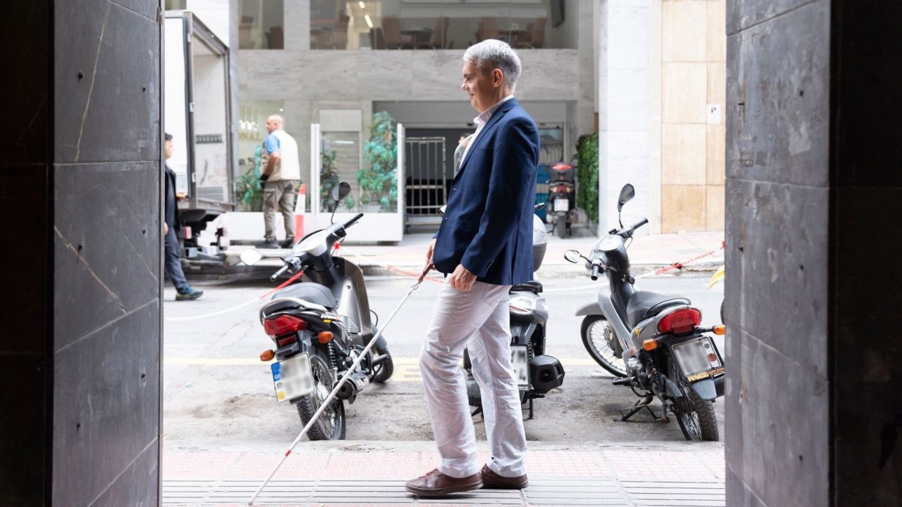 «Κάθε βήμα και μια παγίδα»: Αφιλόξενη η Αθήνα για τα άτομα με οπτική αναπηρία