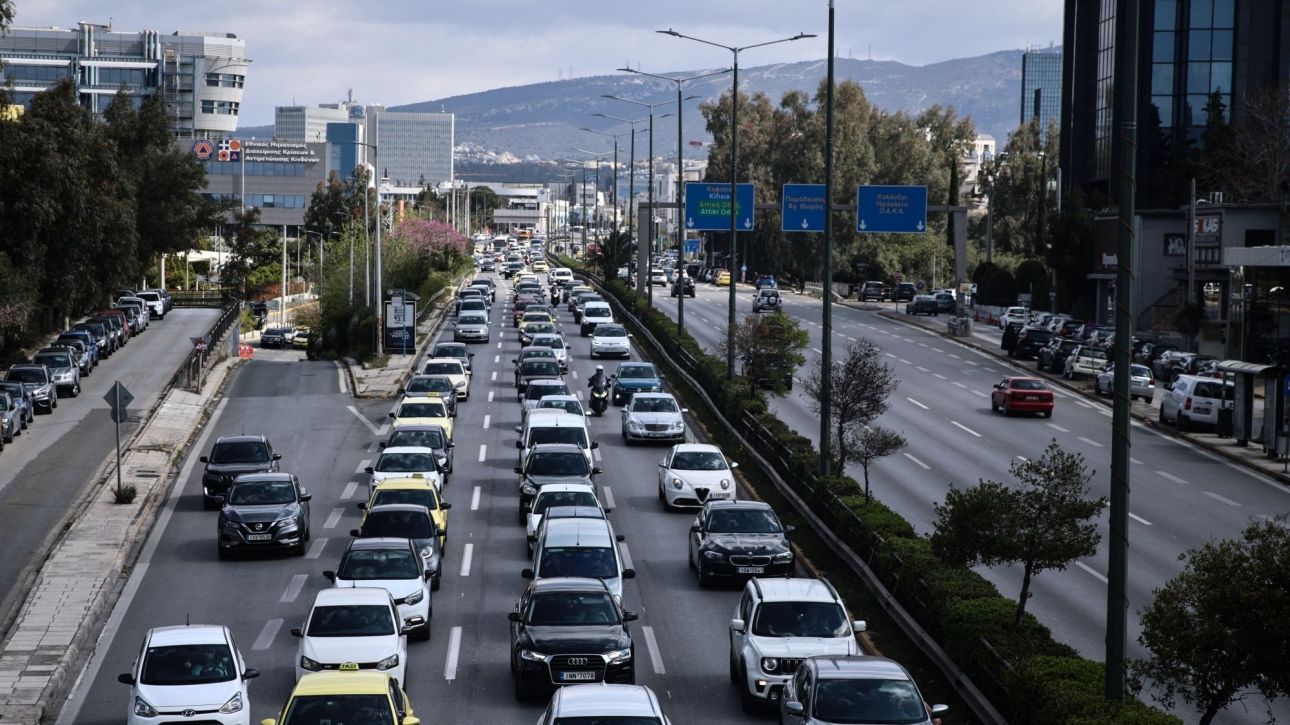 Ουρές χιλιομέτρων στον Κηφισό λόγω τροχαίου με νταλίκα - Προβλήματα σε Κηφισίας και στο κέντρο