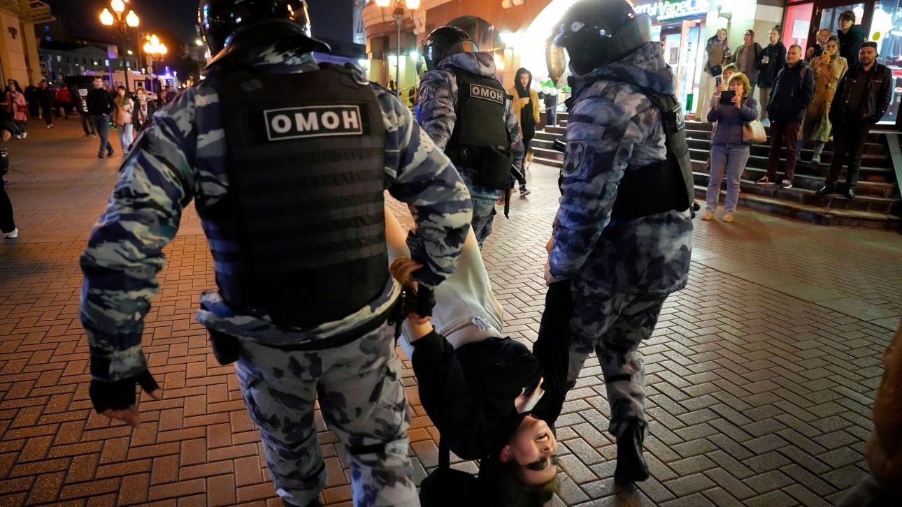 Ρωσία: Τρεις μουσικοί καταδικάστηκαν για «απαγορευμένα» τραγούδια αντιφρονούντων Ρωσία: Τρεις μουσικοί καταδικάστηκαν για «απαγορευμένα» τραγούδια αντιφρονούντων