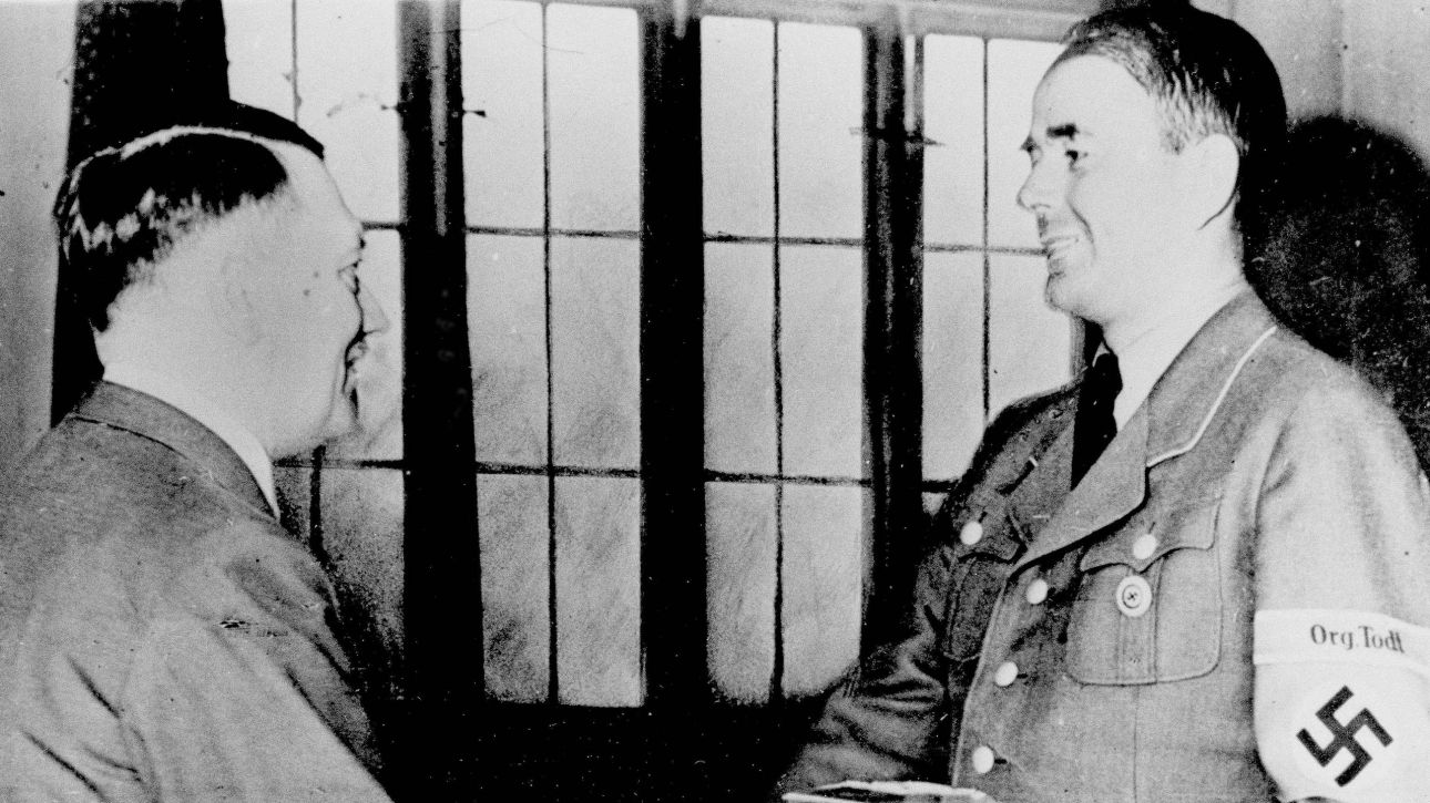 «Εκπαιδεύτηκα να μην σκέφτομαι»: Πώς ο αρχιτέκτονας του Χίτλερ απέφυγε την εσχάτη των ποινών «Εκπαιδεύτηκα να μην σκέφτομαι»: Πώς ο αρχιτέκτονας του Χίτλερ απέφυγε την εσχάτη των ποινών