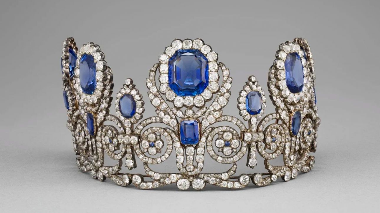 Τιάρες, περιδέραια και σκουλαρίκια: Αυτά είναι τα κοσμήματα που εκλάπησαν