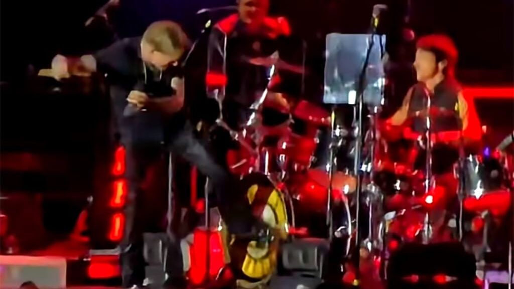 Ξέσπασε επί σκηνής ο Axl Rose: Κλώτσησε ντραμς και πέταξε μικρόφωνο σε συναυλία των Guns N’ Roses 