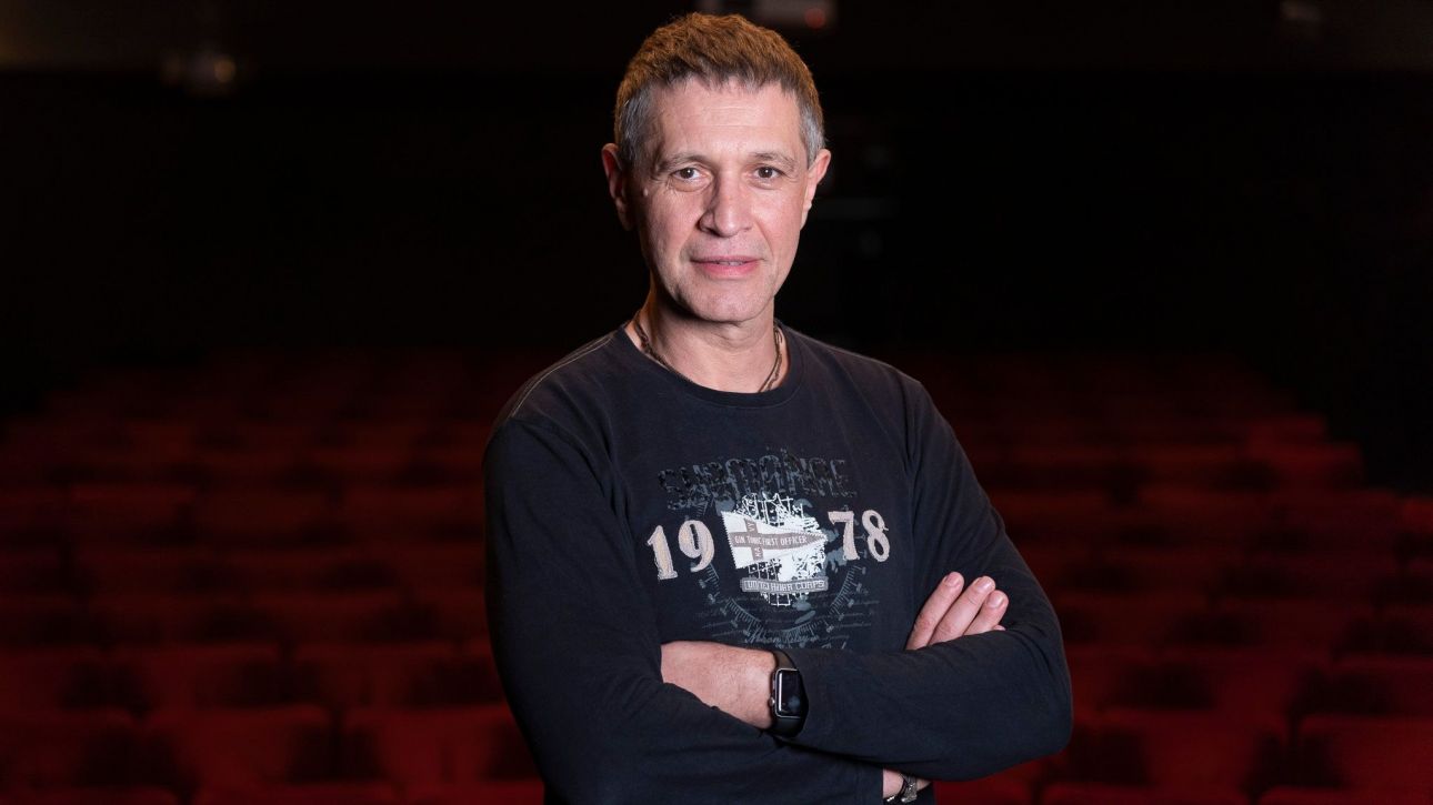 Αιμίλιος Χειλάκης: «Μόνο αν δεις τη δική σου γελοιότητα, μπορείς να καταλάβεις τους άλλους»