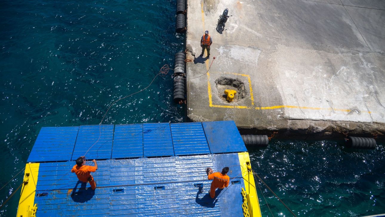 Βλάβη στον καταπέλτη πλοίου στο λιμάνι της Ρόδου Βλάβη στον καταπέλτη πλοίου στο λιμάνι της Ρόδου