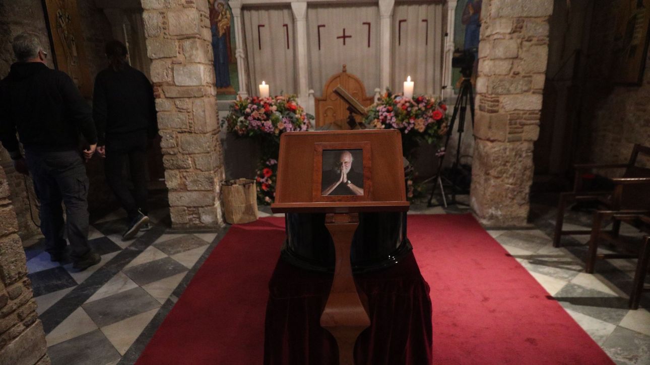 Συγκίνηση στο τελευταίο αντίο για τον Σαββόπουλο - Κόσμος συρρέει στο παρεκκλήσι της Μητρόπολης