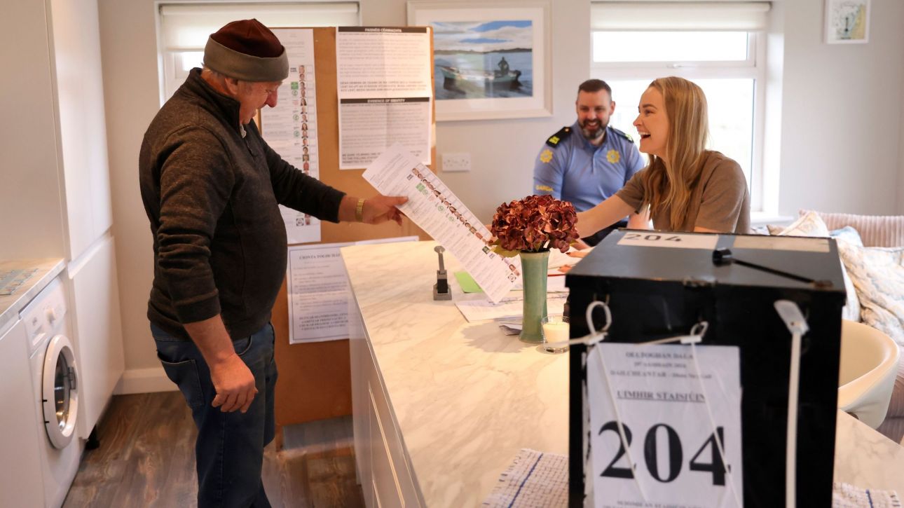 Ιρλανδία: Προεδρικές εκλογές στην χώρα – Φαβορί η Κάθριν Κόνολι με την στήριξη και του Σιν Φέιν Ιρλανδία: Προεδρικές εκλογές στην χώρα – Φαβορί η Κάθριν Κόνολι με την στήριξη και του Σιν Φέιν