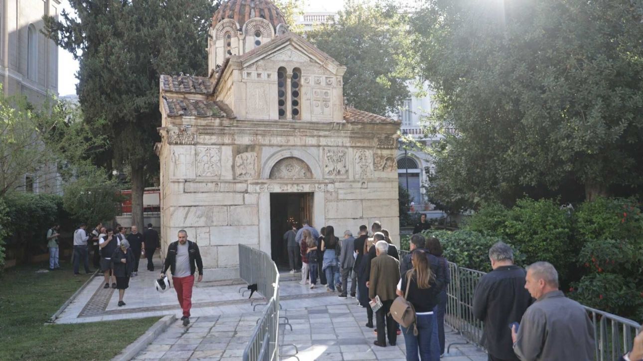 Με λουλούδια και στίχους ο αποχαιρετισμός στο Σαββόπουλο: Όσα κατέγραψε ο φακός του CNN Greece