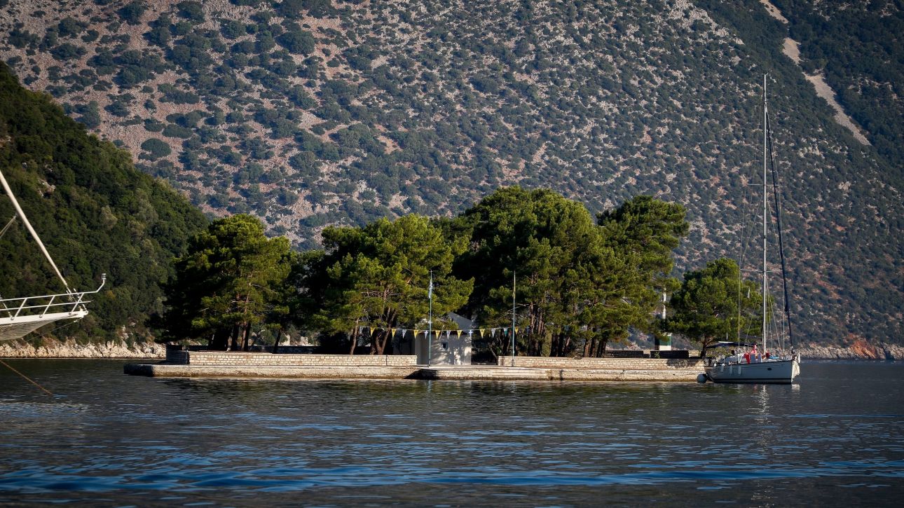 Στην αποκάλυψη μνημείου για τους εκτελεσθέντες στο Λαζαρέτο ο Κουτσούμπας Στην αποκάλυψη μνημείου για τους εκτελεσθέντες στο Λαζαρέτο ο Κουτσούμπας