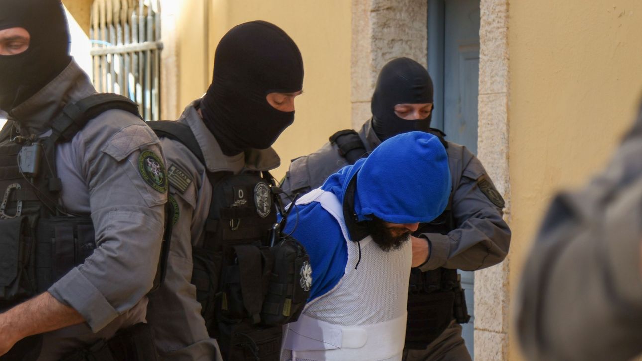 Χανιά: Με αλεξίσφαιρο στον εισαγγελέα ο 22χρονος που πυροβόλησε τον 52χρονο – Τι θα ισχυριστεί Χανιά: Με αλεξίσφαιρο στον εισαγγελέα ο 22χρονος που πυροβόλησε τον 52χρονο – Τι θα ισχυριστεί