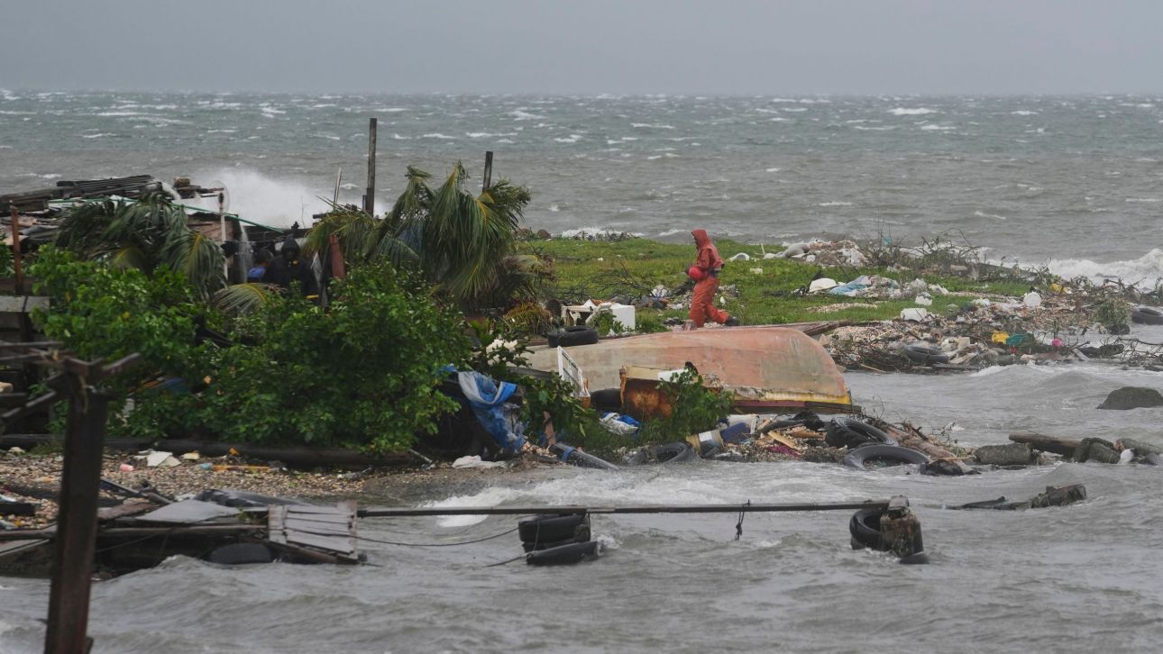 Ο τυφώνας Μελίσσα πλησιάζει την Κούβα με ταχύτητα 210 χλμ.: Εικόνες και βίντεο βιβλικής καταστροφής