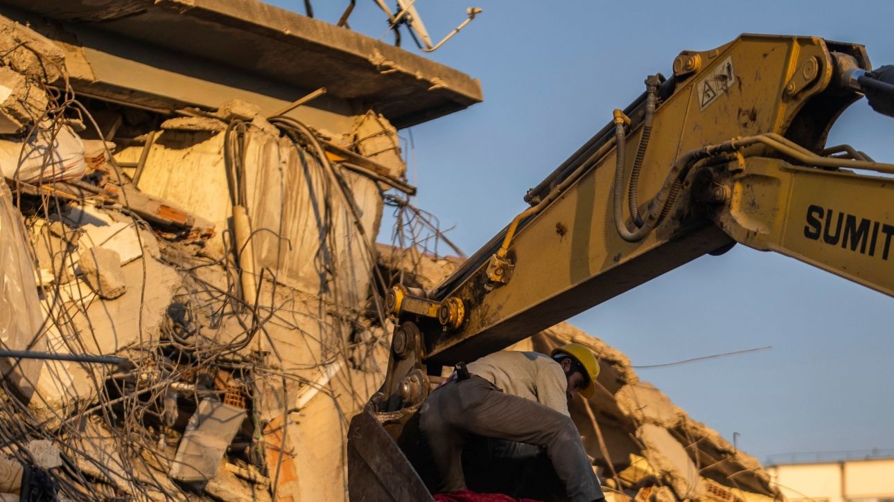 Κατάρρευση κτηρίου στην Κωνσταντινούπολη: Νεκρά ανασύρθηκαν τα δύο μέλη πενταμελούς οικογένειας Κατάρρευση κτηρίου στην Κωνσταντινούπολη: Νεκρά ανασύρθηκαν τα δύο μέλη πενταμελούς οικογένειας