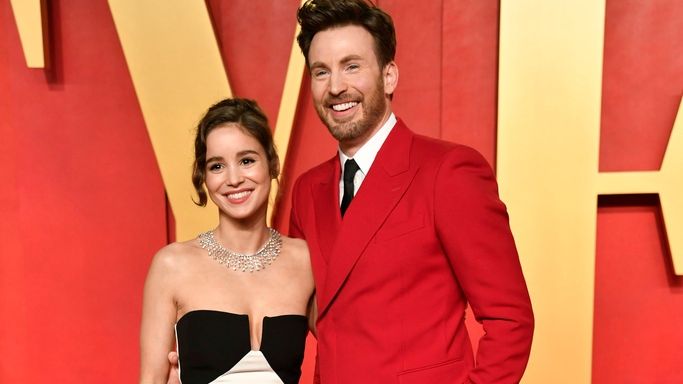 Η Άλμπα Μπαπτίστα και ο Κρις Έβανς υποδέχθηκαν στον κόσμο το πρώτο τους παιδί