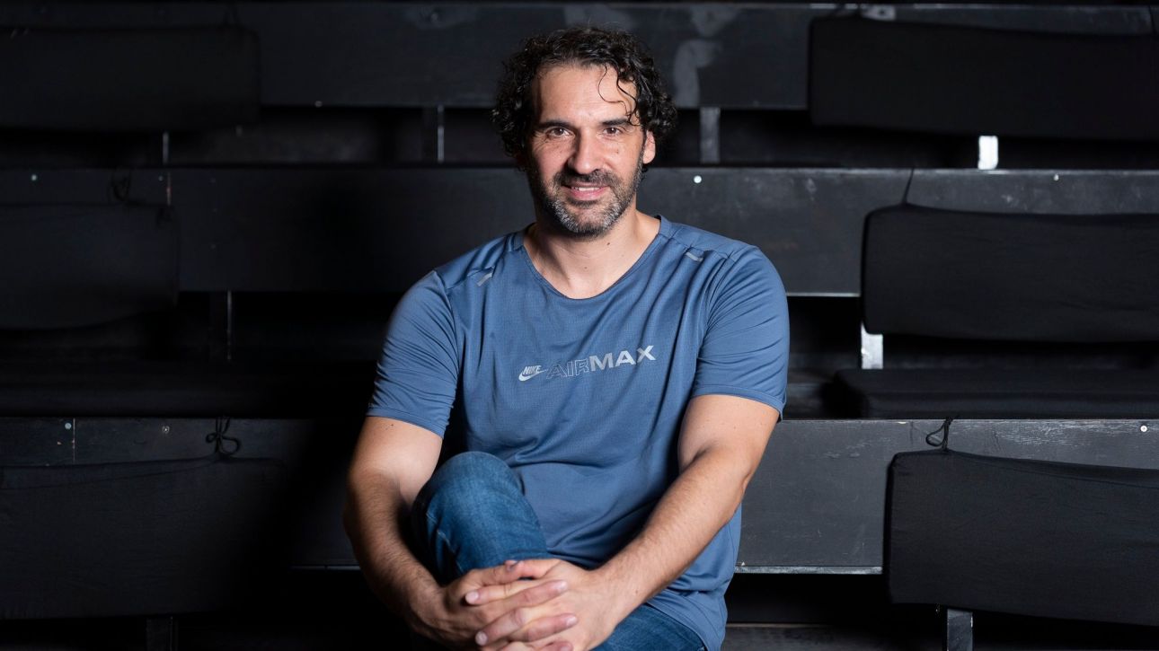 «Ο άνθρωπος μπορεί να ενωθεί με το σύμπαν»: Ο Στέφανος Κακαβούλης μιλά για τον «Βιτρούβιο»