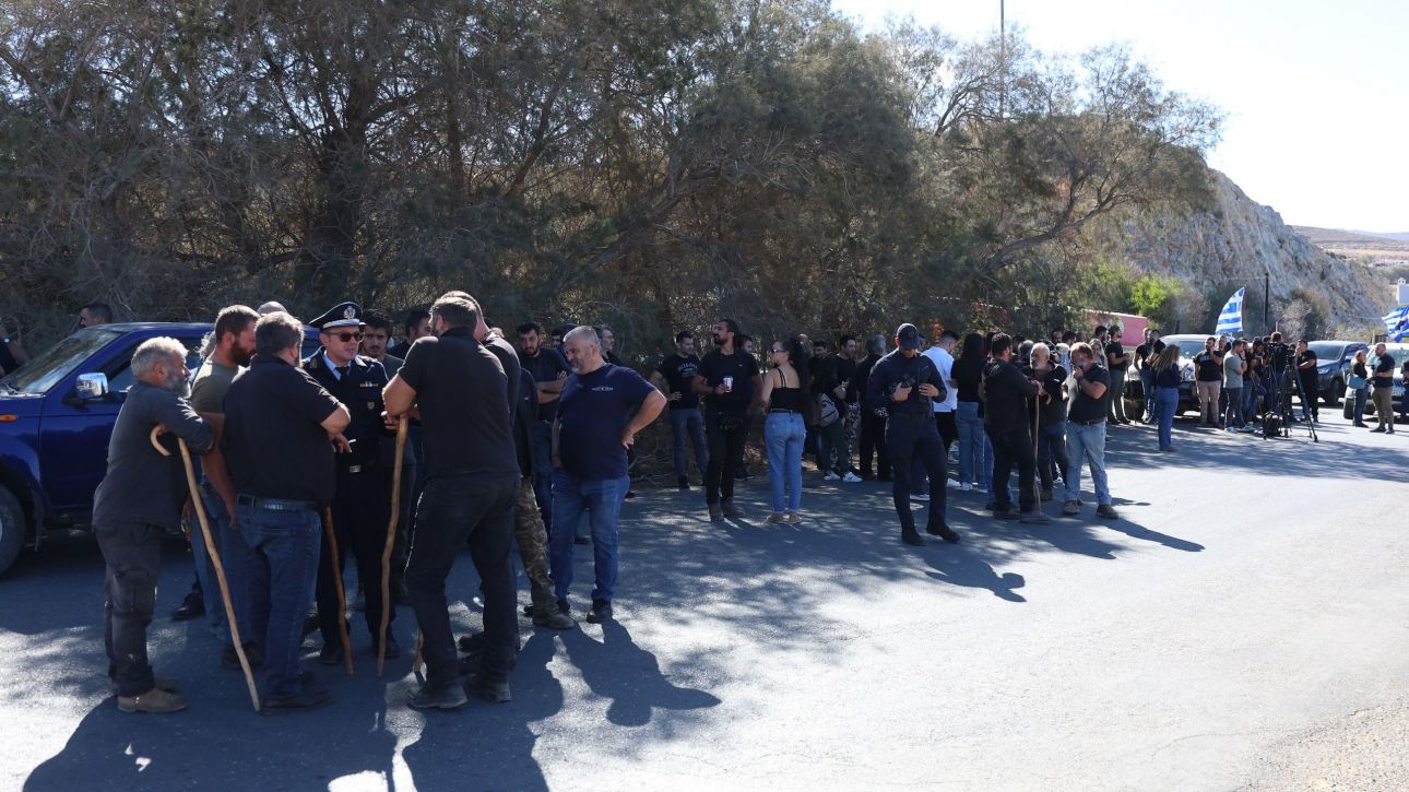 Ηράκλειο: Αγρότες έκλεισαν εκ νέου τον ΒΟΑΚ στο ύψος του Καρτερού Ηράκλειο: Αγρότες έκλεισαν εκ νέου τον ΒΟΑΚ στο ύψος του Καρτερού