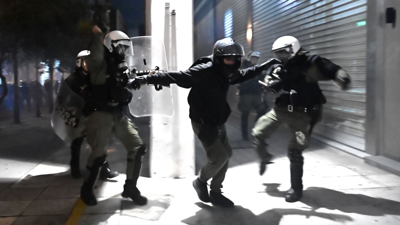 Επεισόδια στα Εξάρχεια μετά από πορεία αντιεξουσιαστών