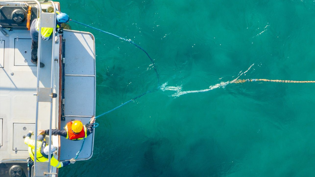 Από τον βυθό της θάλασσας, η Vodafone συνδέει πάνω από 1 εκατ. κατοίκους και επισκέπτες 10 νησιών