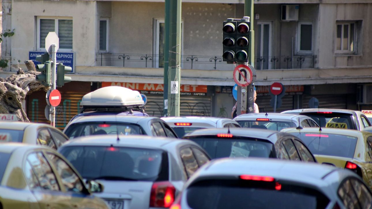 Βίντεο από το τροχαίο στον Κολωνό: Ανακοπή στο τιμόνι φέρεται να υπέστη ο 61χρονος οδηγός Βίντεο από το τροχαίο στον Κολωνό: Ανακοπή στο τιμόνι φέρεται να υπέστη ο 61χρονος οδηγός