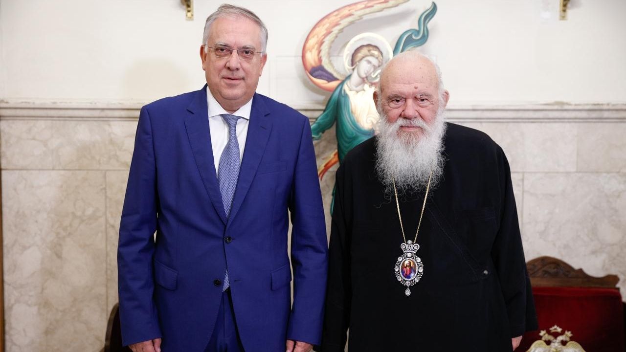 Συνάντηση του Τάκη Θεοδωρικάκου με τον Αρχιεπίσκοπο Ιερώνυμο Συνάντηση του Τάκη Θεοδωρικάκου με τον Αρχιεπίσκοπο Ιερώνυμο